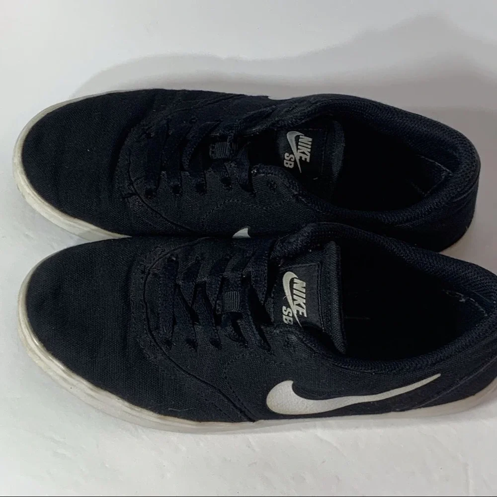 EUC Nike Black and White Canvas‎ Sneakers
